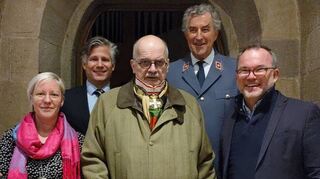 Bei der Ehrung (v. l.): Diözesanleiter Dr. Christopher Wolf , Diözesangeschäftsführerin Jennifer Arweiler (beide Malteser Speyer), Baron von Warsberg, Malteser-Präsident Georg Graf von Khevenhüller und Regionalgeschäftsführer Christoph Götz.