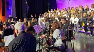 Harmonierten ganz hervorragend zusammen: Chor und Orchester beim Weihnachtskonzert des Stein-Gymnasiums.