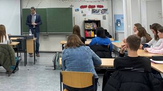 Dr. Andre Baumann beantwortet im Austausch mit der Klasse 10b der Theodor-Heuss-Realschule Hockenheim nicht nur selbst Fragen, sondern will selbst auch einiges von den Schülern wissen.