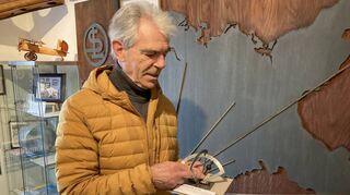 Der Vorsitzende des Heimatvereins Dr. Volker Kronemayer präsentiert im Brühler Museum den Krä-gungsmesser mit dem einst in den Schütte-Lanz-Luftschiffen die Schräglage gemessen wurde.