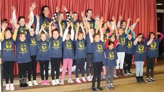 Der Hip Hop-Nachwuchs um Trainerin Beccy der Tanzfreunde Ketsch präsentiert sich hier bei der Weihnachtsfeier schon im neuen Outfit – beim U 13 Masters der Spvgg 06 werden die neuen Shirts erstmals in „offizieller“ Mission getragen.