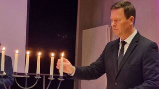 Er bringt Licht ins Dunkel: Priester Steffen Haubner zündet Kerzen an.