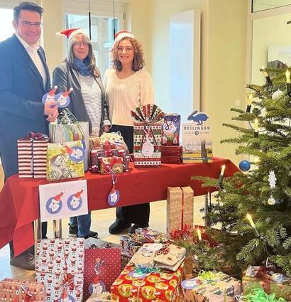 Bürgermeister Stefan Weisbrod mit dem Weihnachtshasen, Chrissi Geigle und Mara Neureither.