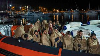 Auf der Suche nach einem sicheren Zuhause: Migranten kommen an der italienischen Küste an.