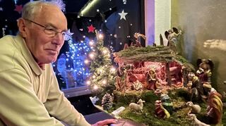 Hermann Flörchinger hat in viele Stunden an der heimischen Weihnachtsdekoration gewerkelt – jetzt fehlt der Platz für Neues.