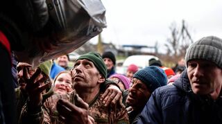 Ein Hilfstransporter erreicht das Dorf Posad-Pokrovske bei Cherson zu Weihnachten und verteilt Hilfsgüter an die Menschen.