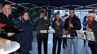 Dekan Uwe Lüttinger und Pfarrerin Christiane Banse (v. l.) lesen die Weihnachts-geschichte vor. Der Musikverein Plankstadt umrahmt mit dem Lied „Vom Himmel hoch, da komm’ ich her“.