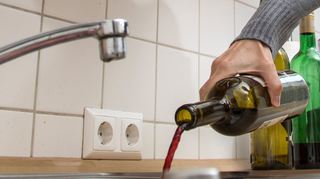 Alkohol behindert den Zellstoffwechsel, schwemmt auf und sorgt für Lymphstau. Wer auf Alkohol verzichtet, bekommt schönere und glattere Haut.