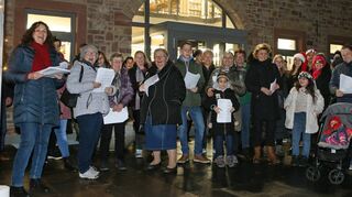 Voller Begeisterung singen die Besucher diverse Weihnachtslieder in verschiedenen Sprachen.