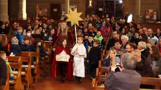 Zum Lied „Stern über Bethlehem“ ziehen die Kinder als Hirtin, Engel und Maria mit dickem Bauch in die gut besuchte St. Wendelin-Kirche ein und bieten den Anwesenden voller Begeisterung ein unterhaltsames Krippenspiel.