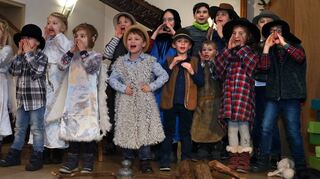 Das Krippenspiel kommt dieses Jahr von den Jungen und Mädchen aus dem Kindergottesdienst und den Konfirmanden gemeinsam.