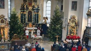 Pfarrer und Dekan Uwe Lüttinger (vorne Mitte) bei der stimmungsvollen Messfeier zum ersten Weihnachtsfeiertag.