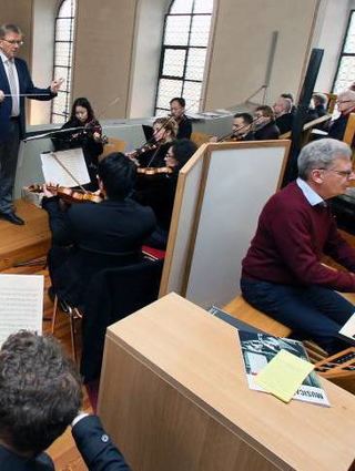 Stefan Zöllner-Dressler (l.) leitet das Orchester an. An der Orgel: Wolfram Heid.