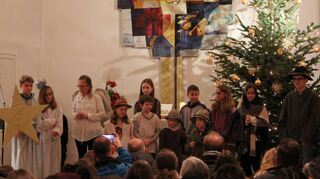 Vor dem schmucken Baum im evangelischen Gotteshaus zeigen die „KirchenKids“ das Krippenspiel „Der dritte Engel“.