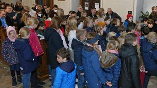 Diakon Michael Barth-Rabbel (r.) gestaltet einen lebendigen Kindergottesdienst in St. Pankratius an Heiligabend.