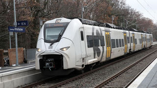 Die erste S-Bahn läuft ein.