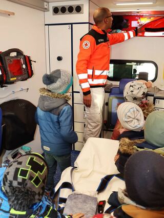 Rettungssanitäter Karim El-Dabi zeigt den Kindern, was alles zur Ausstattung eines Krankenwagens gehört und wofür die einzelnen Gegenstände benötigt werden.