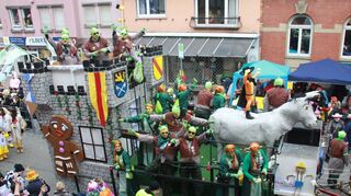 Die „Hoggema Jugend“ und die katholische Jugend beim Umzug 2018. Nun findet nach langer Pause endlich wieder ein närrischer Umzug statt.