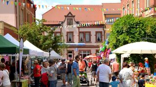 Nach der Corona-bedingten Pause darf in diesem Jahr wieder das Straßenfest, der Hockenheimer Mai, gefeiert werden, der erneut zahlreiche Menschen in die Stadt lockt.