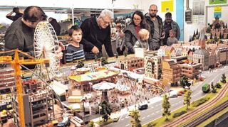 METADATEN aus dem DC-Upload-Tool:

Bildtext: Viele Zuschauer freuten sich bei der Modellbahnausstellung über die schnellen Züge und liebevoll gestalteten Landschaften. 
Bild: Sandra Usler

Hochgeladen von:
Sandra Usler / MM-Onlineredaktion (sandra.usler@googlemail.com)

Bildrechte:
1.) Ich bin berechtigt, die hochgeladenen Bilder der Mediengruppe Dr. Haas GmbH zur Verfügung zu stellen. Die Bilder dürfen in den gedruckten Ausgaben des "Mannheimer Morgen", "Südhessen Morgen", "Bergsträßer Anzeiger", "Schwetzinger Zeitung/Hockenheimer Tageszeitung" sowie "Fränkische Nachrichten" inklusive deren Internetauftritte (www.mannheimer-morgen.de, www.bergstraesser-anzeiger.de, www.schwetzinger-zeitung.de und www.fnweb.de)
2.) Es wird ein vollumfängliches einfaches Nutzungsrecht ohne zeitliche Beschränkung eingeräumt.
3.) Ich versichere, dass die abgebildeten Personen einer entsprechenden Veröffentlichung zugestimmt haben. Die Bilder dürfen bearbeitet und archiviert werden.

KEINE Nutzung in Social-Media-Kanälen erlaubt!

Nutzung: Kostenlos nutzbar

ID im DC-Upload-Tool: 28594