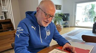 Ein letzter Blick auf die Liste – Walter Kupper und die Helfermannschaft der Sportvereinigung 06 Ketsch sind gut vorbereitet, um für erlesene Fußballgäste aus Hoffenheim, Köln oder Stuttgart gute Gastgeber zu sein.