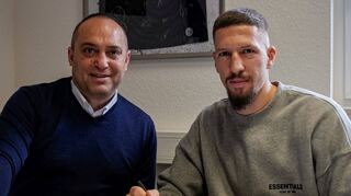 Mikayil Kabaca, Sportlicher Leiter des SV Sandhausen, bei der Vertragsunterzeichnung mit Janik Bachmann. Der Zweitligist und der 26-jährige Mittelfeldspieler haben den Kontrakt vorzeitig verlängert.
