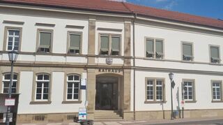 Das Rathaus ist fertig – hell und freundlich gestaltet bildet es eine Mischung aus Altem und Neuem.