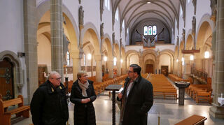 Dr. Oliver Brinkmann (Kulturkirche Ketsch, v. r.) zeigt Heike Hoffmann (Künstlerische Leiterin der Schwetzinger SWR Festspiele) und Walter Nußbaum (Klangforum Heidelberg) die Besonder-heiten von St. Sebastian.