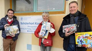 Landtagsabgeordneter Andreas Sturm (v. l.) überreicht Barbara Itschner und Thomas Birkenmaier vom Kinderschutzbund eine Spende, die gleichermaßen Geld wie Spielzeug beinhaltet.