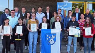 Die Freude bei Bürgermeister Weisbrod (l.) und dem Gemeinderat war groß: Erstmals wurde in der Kommune ein Jugendgemeinde-rat gewählt. Sein erstes Projekt – der neue Jugendplatz.