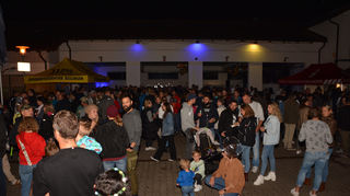 Partystimmung auf dem Reilinger Dorffest 2022: Im Hof der Freiwilligen Feuerwehr wird es am Abend eng, hier spielen Dougie and the Blind Brothers, es gibt Cocktails und mehr.