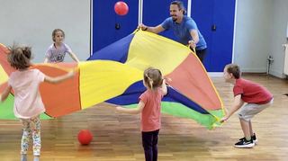 Bewegung macht Spaß – Christian Beck mit einer Kindersportgruppe.