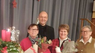 Erika Gaa und Erika Kapp werden von Cordula Just und Pfarrer Reinholdt Lovasz geehrt.