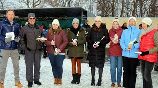 Für das erfolgreiche Trainerteam der DJK gab es bei der Winterfeier eine kleine Aner-kennung: Peter Neff (v. l.), Cheftrainer Bernhard Schäfer, Julia Saller, Lisa Scholl, Nathalie Ryll, Nathalie Bock, Andrea Klee und Claudia Schäfer freuen sich über die Würdigung ihrer Arbeit.
