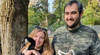 Künstlerin Alexandra Ulrich mit Gans „Günther“ und dem Vereinsvorsitzenden Sven Berlinghof.