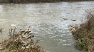 Leserin Hilde Nagy schickt uns diese Impression vom aktuell recht hohen Wasserstand am Rhein – hier bei der Leimbachmündung, wo der Bach normal über Steine ein Stück weit nach unten in den Fluss plätschert.
