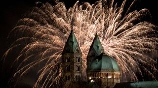Der Speyerer Dom mit Feuerwerk über den Türmen als Sinnbild für die Zuversicht zum Jahreswechsel.