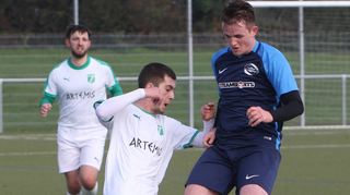 Ilias Chrisafis (l. im weißen Trikot, hier im Duell mit Plankstadts Lennart Arnold) will mit der Mannschaft der SG Oftersheim II unbedingt Platz zwei in der Fußball-Kreisklasse B1 halten.