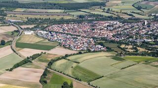 Im unteren Bildrand ist die L 723 zu erkennen, links von der Biblisbrücke überquert, darüber der weiße Kubus des Pflegeheims. Zwischen Straße und Bebauung das Gewann Biblis, das Begehrlichkeiten für weitere Bebauung weckt.