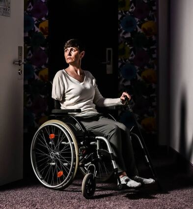 Olga Zhuchenko 40 eine schwer verletzte Patientin aus dem Ort Popasna im Donbass-Gebiet ist jetzt zur Behandlung und Rehabilitation in Hannover am 23. Dezember 2022 (Geschichte mit Ehemann Maxim und Sohn Danilo). Foto: Reto Klar / FUNKE Foto Services