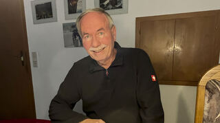 Klaus Frank hat die Turnierhefte und den handschriftlichen Turnierablauf des ersten Masters aufbewahrt. Nun freut er sich darauf, seine Mannschaft zu unterstützten.