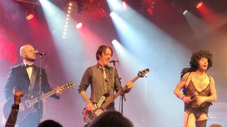 Sänger und Frontmann Marcus „BC“ Pföhler (r.) von „Dirty Deeds“ gab sich in Strapsen, String-Tanga und Negligé die Ehre beim „X-Mas Rockfestival“ in der Rudolf-Wild-Halle.