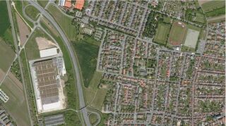 Das neue „Kultur- und Sportquartier Westend“ mit den Ersatzbauten für die Mehrzweckhalle wird 2023 ein prägendes Projekt. Das Quartier ist in der Mitte rechts oben vom Decathlon (große Halle links) zu sehen.