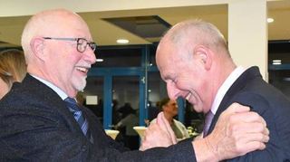 Altlandrat Dr. Jürgen Schütz (l.) herzt den scheidenden Geschäftsführer.