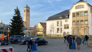 Die Freiwilligen befreien den Marktplatz von den Spuren der Silvesternacht.