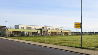 Die Fläche vor dem Kindergarten Sonnenschein war für ein katholisches Gemeindezentrum Lussheim freigehalten worden. Nach-dem die Seelsorgeeinheit die Pläne hat fallenlassen, wird eine neue Verwendung für das Gelände gesucht. Hierüber wird der Rat in diesem Jahr entscheiden müssen, im Gespräch ist ein Seniorenzentrum.