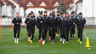 Die Mannschaft des SV Sandhausen beim Warmlaufen im Training am Dienstag. Nicht alle Spieler sind mit von der Partie.