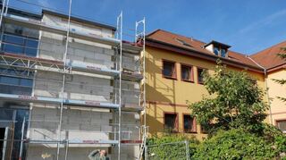 Der Übergang vom Neu- zum Altbau der Alten Schule ist auf diesem Bild zu sehen – in 2023 sollen die neuen Räume dann zur Verfügung stehen.