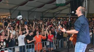 Lars Rau, Sänger von „Radspitz“, hat nach längerer Corona-Pause mal wieder ein „Heimspiel“ beim Auftritt im Zelt des Backfischfests 2022.