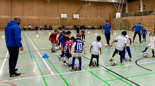 Die jungen Kicker des SV 98 üben fleißig für das große Jubiläumsturnier.